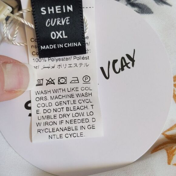 Shein Curve Shein VCay NWT cream sleeveless blouse w/ coral flowers 0xl - Picture 5 of 6